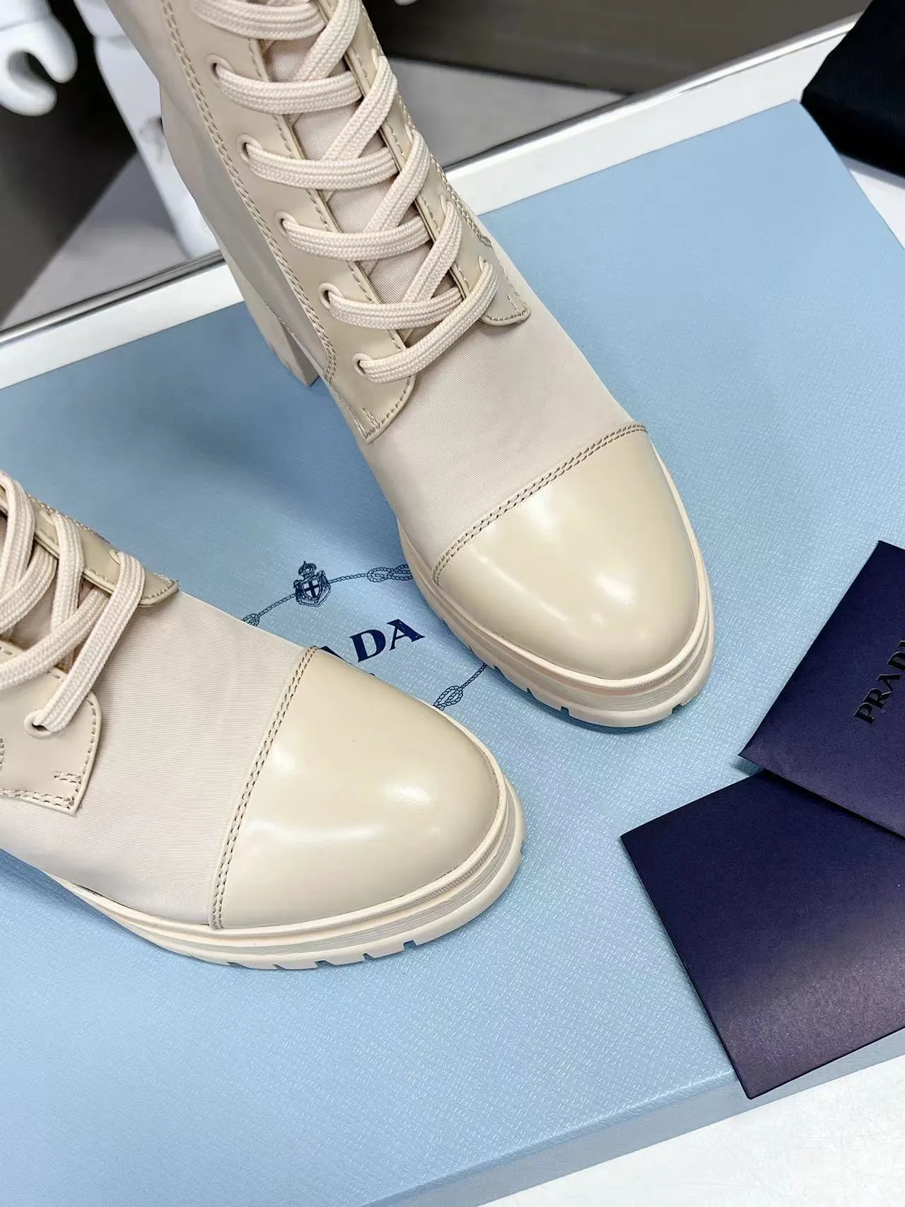 👟👟Ex-factory price 700👟👟 2022SSS re-launches the new and newest boot length of Poundala —————————— 💥PRADA’s spring morning T catwalk show is the same model "Dream City Night". Prada can focus on the right scene. It has a fresh breeze with a sense of luxury. It is perfect on the feet. 💃💃 Wear it with the matching shoes. It is elegant and high-quality, crystal clear and has various qualities. The materials are uniquely designed by the company and must be zero-edged. The entire series is full of exciting and interesting combinations of exterior elements. Different materials and textured fabrics express a strong artistic flavor. You can slightly appreciate the changing styles of Prada girls. 1⃣Upper: matte glossy open edge scarlet, 2⃣Lining: imported sheepskin lining 3⃣Outsole: original Italian large color original 4⃣🔺original foot pads, size female 35M-40M